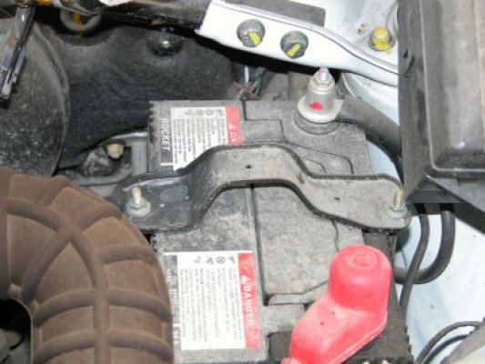 Prins în timp ce fura componente ale unui motor auto